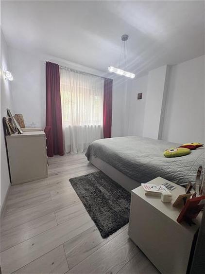 Apartament cu 3 camere decomandat, mobilat în Poarta 6