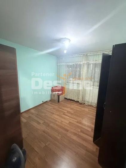 Apartament cu 4 camere decomandat, mobilat în Rahova