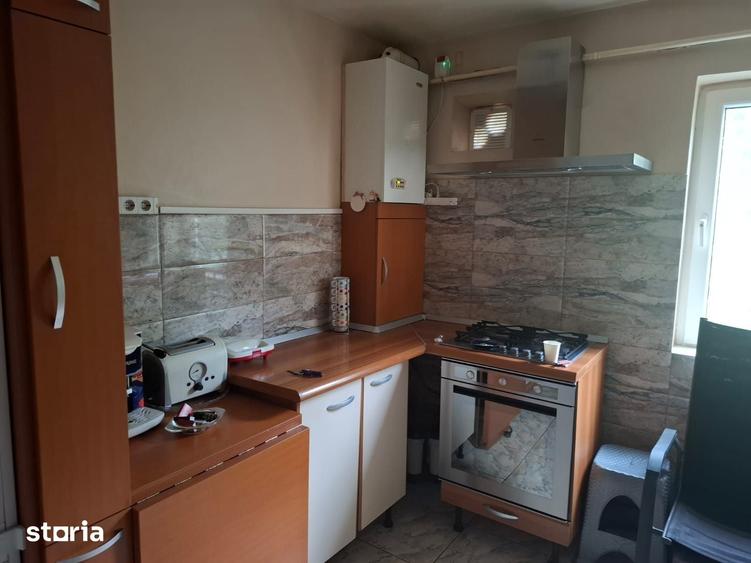 Apartament cu 3 camere semidecomandat în Podu Roș