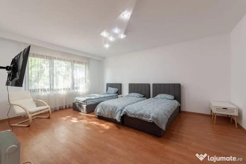 Casă cu 8 camere cu Teren 1000 Mp în Central