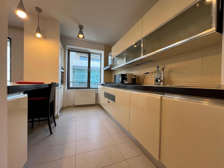 Apartament cu 3 camere semidecomandat, mobilat în P-ța Dorobanți