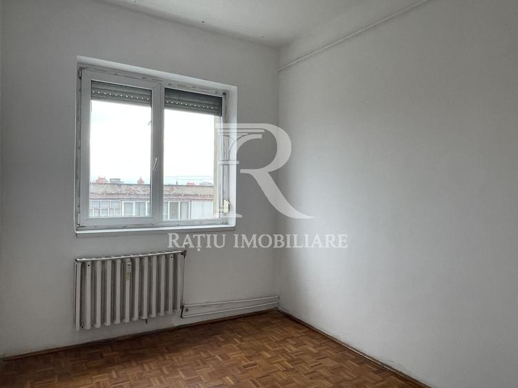 Apartament cu 3 camere semidecomandat în Central