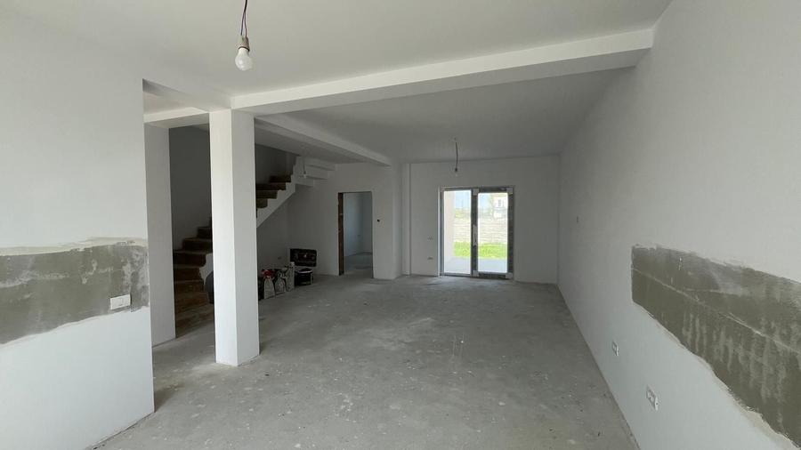 Duplex cu 4 camere cu Canalizare în Moșnița Nouă