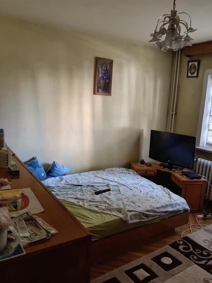 Apartament cu 3 camere decomandat în Craiovița Nouă