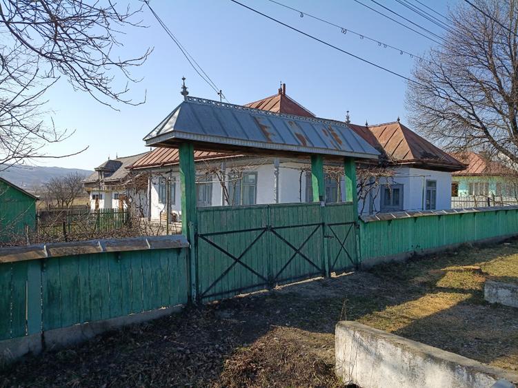 Casă individuală cu 4 camere cu Teren 9000 Mp în Prisaca