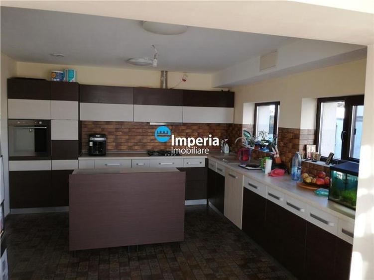 Duplex cu 9 camere cu Canalizare în Popas Păcurari