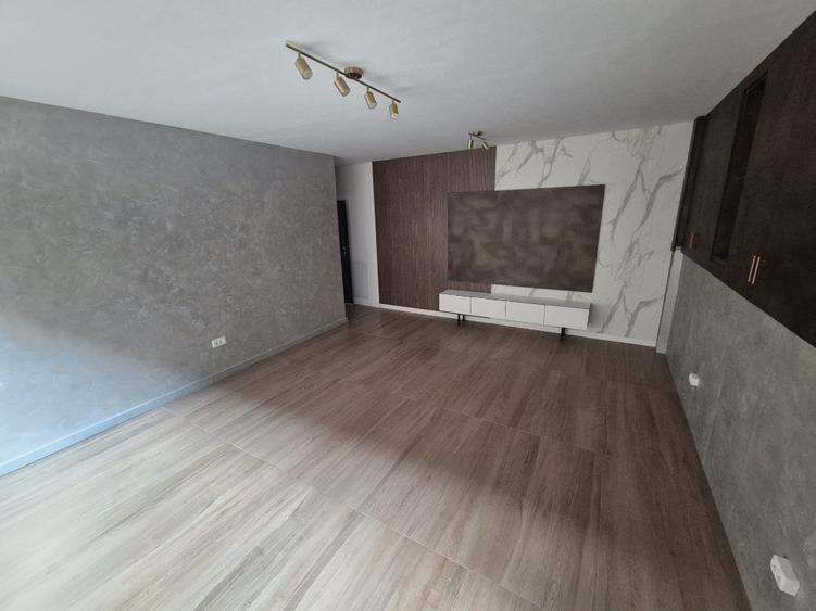 Casă cu 8 camere cu Teren 100 Mp în Parcul Carol