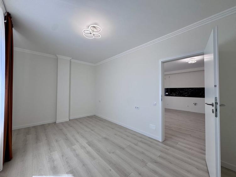 Apartament cu 3 camere semidecomandat în Sud