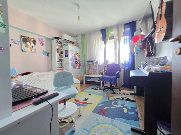 Apartament cu 3 camere decomandat în Drumul Taberei