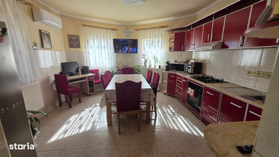 Casă cu 4 camere cu Teren 1170 Mp în Central