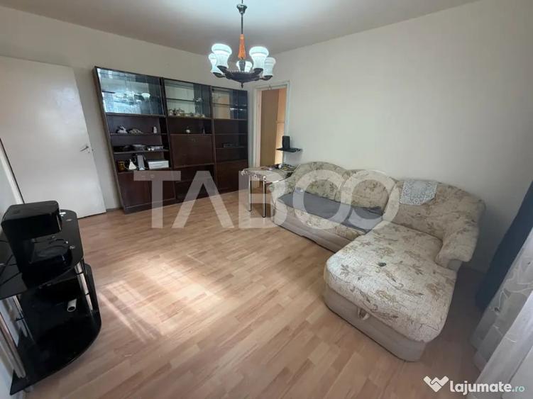Apartament cu 3 camere semidecomandat în Central