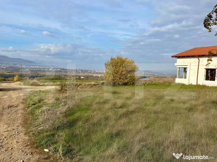 Teren intravilan, 1000 mp, cu utilitati si vedere panoramica - 2
