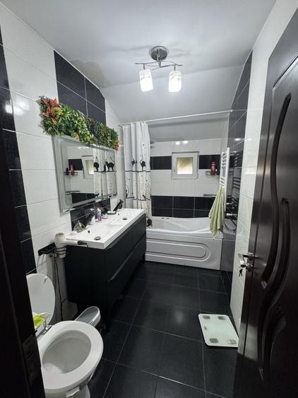 Apartament cu 3 camere semidecomandat în Central