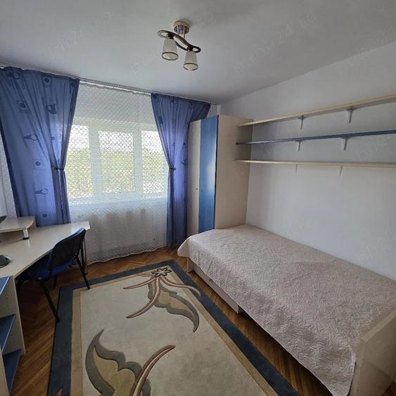 Apartament cu 3 camere decomandat în Exterior Vest