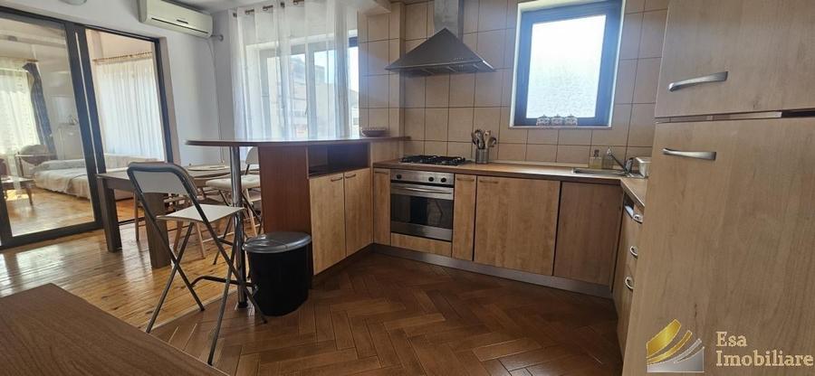 Apartament cu 3 camere semidecomandat în Floreasca