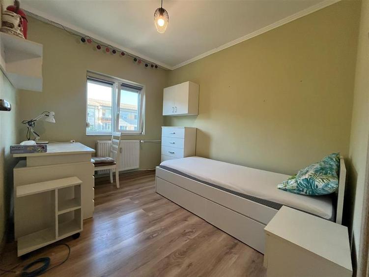 Apartament cu 3 camere semidecomandat în Rogerius