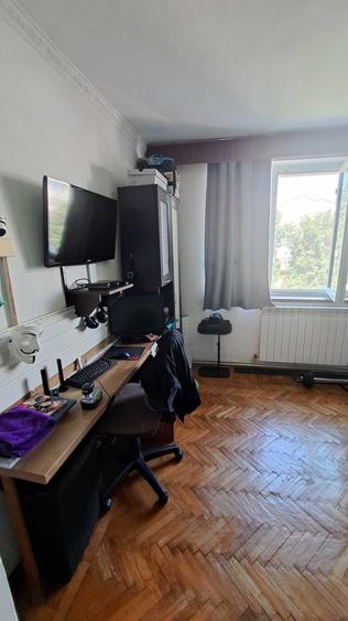 Apartament cu 3 camere semidecomandat în Centrul Vechi