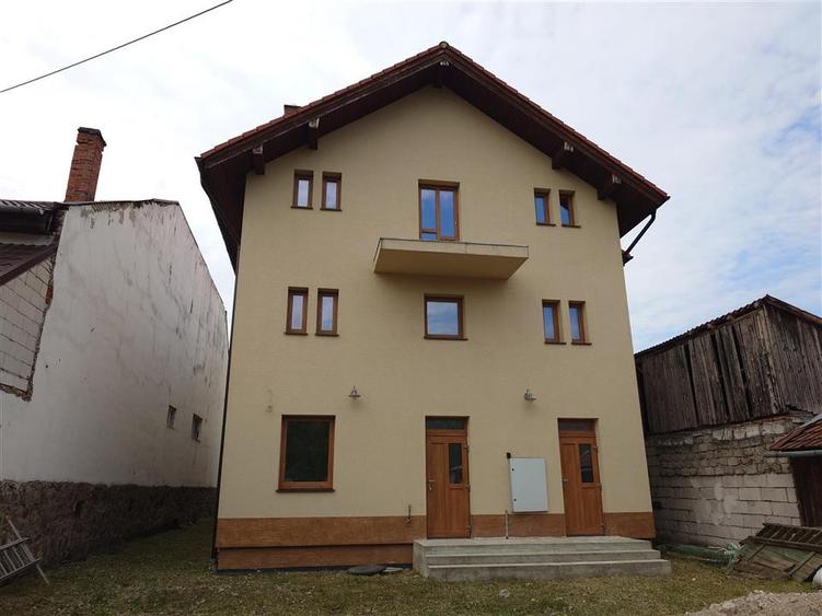Casă cu 20 camere cu Canalizare în Central
