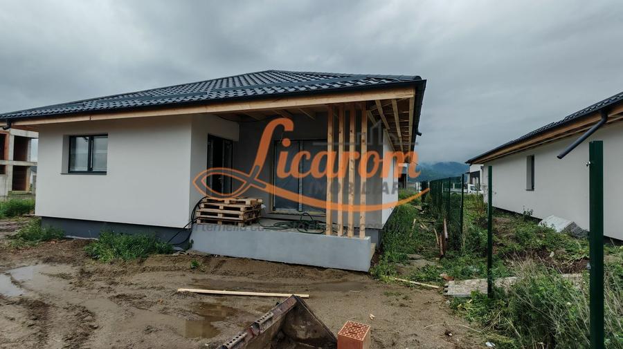 Casă individuală cu 4 camere cu Canalizare în Cristian
