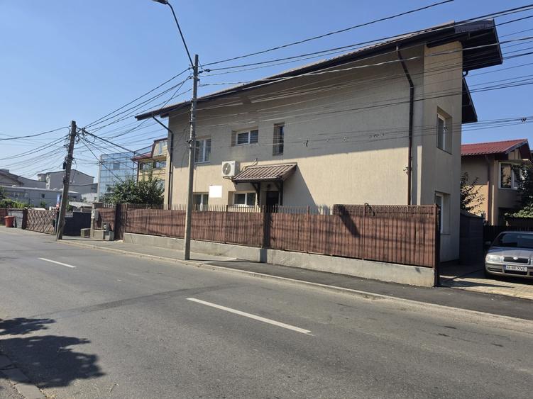 Casă individuală cu 6 camere cu Canalizare în Apărătorii Patriei