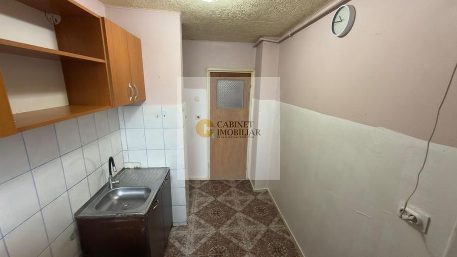 Apartament cu 3 camere semidecomandat în Giulești