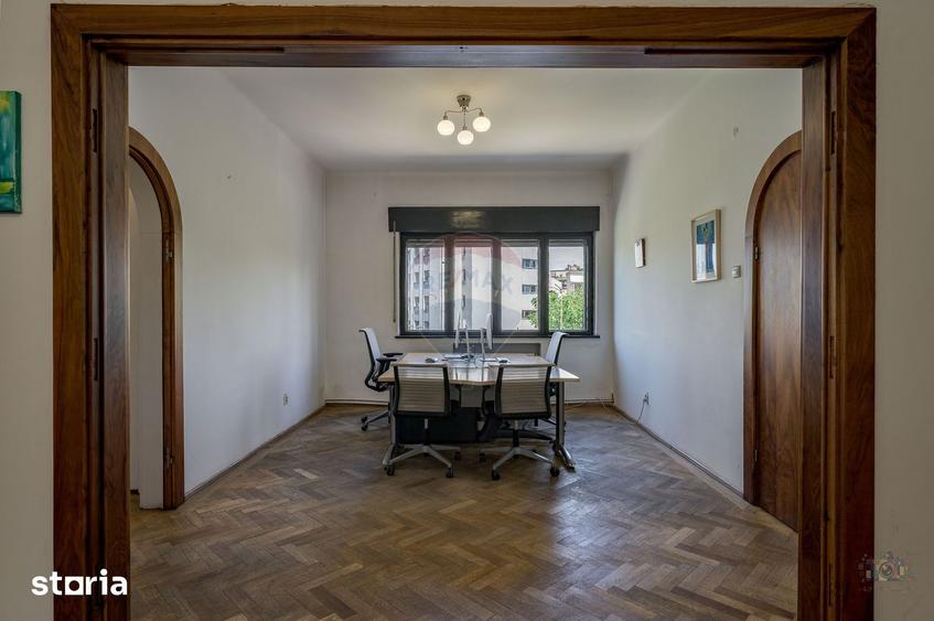 Apartament cu 5 camere în Romană