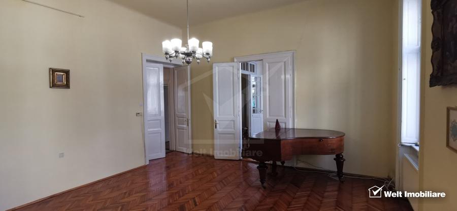 Apartament cu 3 camere semidecomandat în P-ța Mihai Viteazul
