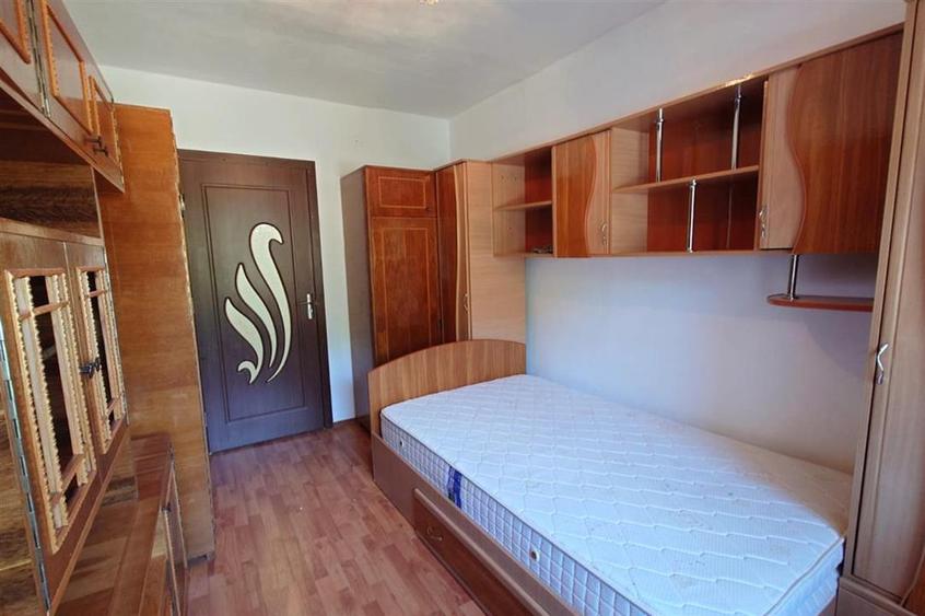 Apartament cu 3 camere decomandat, mobilat în Crișcior