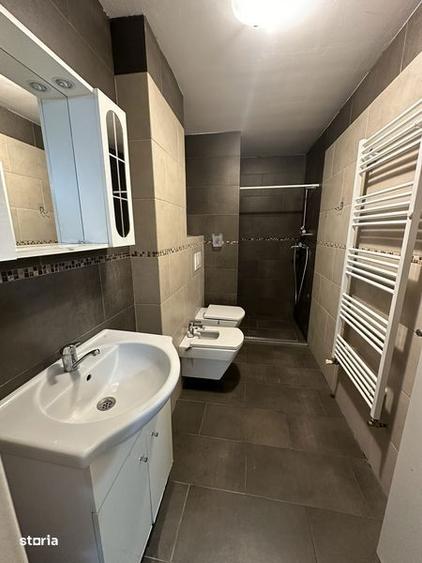 Apartament cu 3 camere în Polivalentă