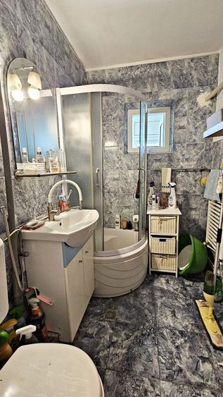 Apartament cu 3 camere decomandat în Tractorul