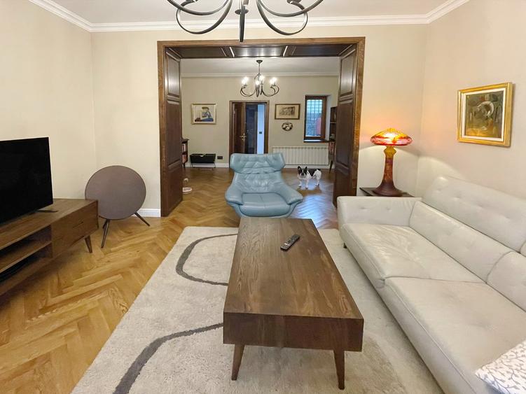 Casă individuală cu 7 camere cu Garaj în Tineretului