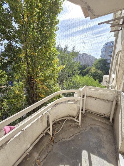 Apartament cu 2 camere semidecomandat în Văcăresti