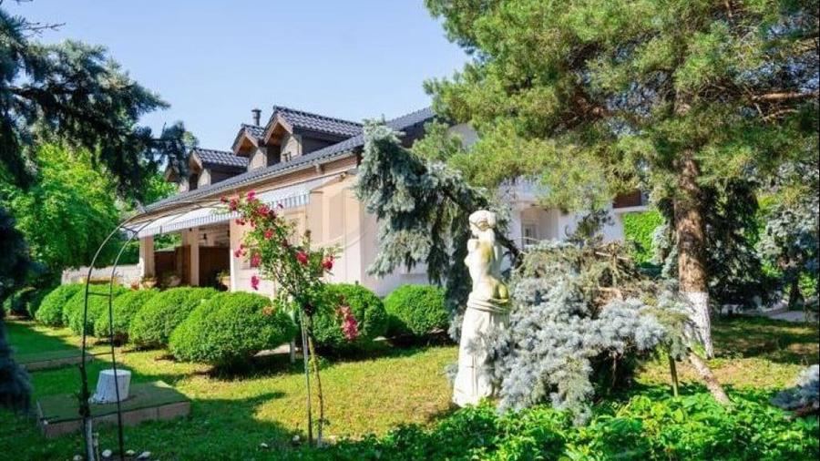 Casă cu 5 camere cu Teren 2800 Mp în Ferme