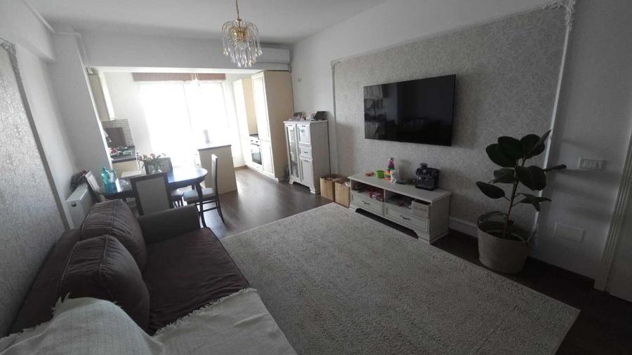 Apartament cu 3 camere semidecomandat în Apărătorii Patriei