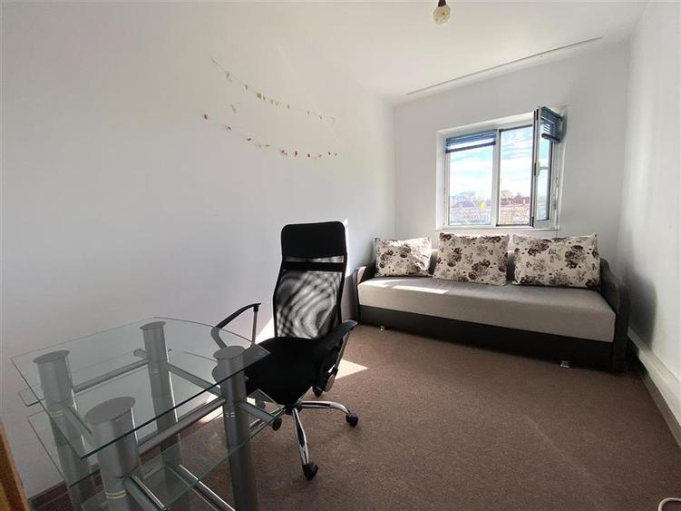 Apartament cu 3 camere decomandat în Nicolina