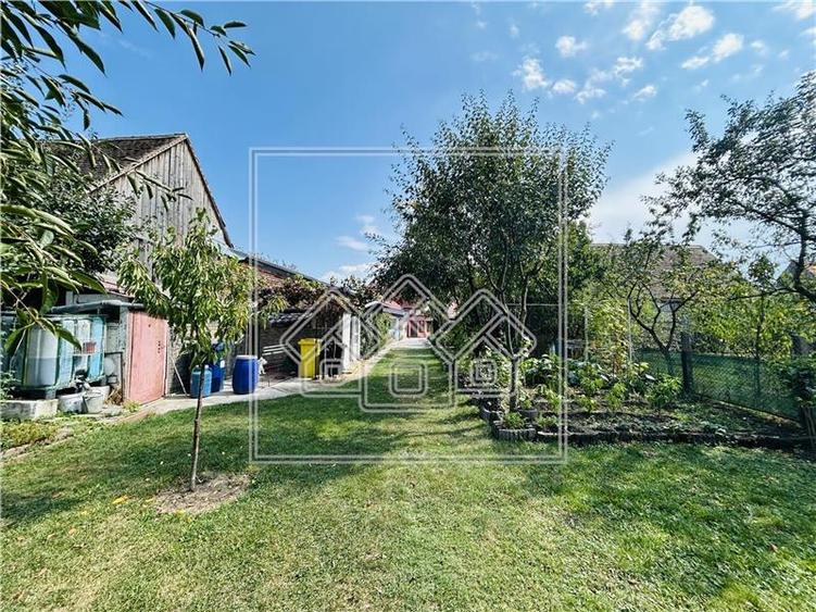 Casă individuală cu 8 camere cu Canalizare în Șura Mică