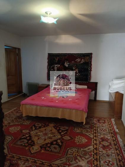 Casă individuală cu 9 camere cu Canalizare în Mărăcineanu