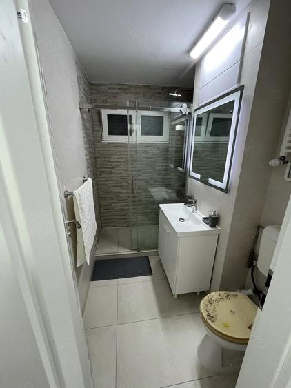 Apartament cu 3 camere semidecomandat în Berceni