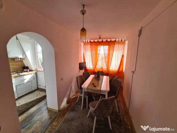Apartament cu 4 camere decomandat, mobilat în Sărari