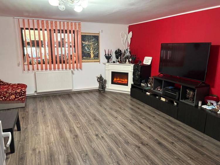 Casă cu 3 camere decomandat în Central