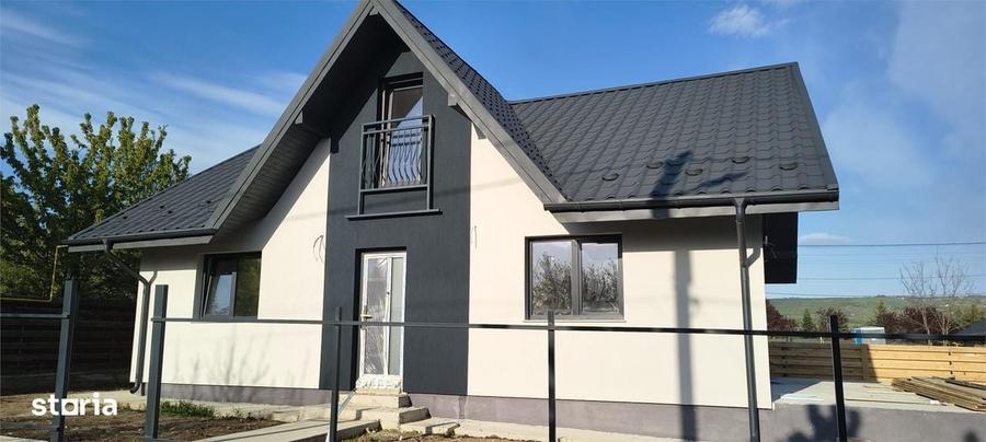 Casă cu 3 camere decomandat în Podu Roș