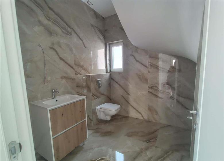 Casă individuală cu 4 camere cu Canalizare în Burdujeni