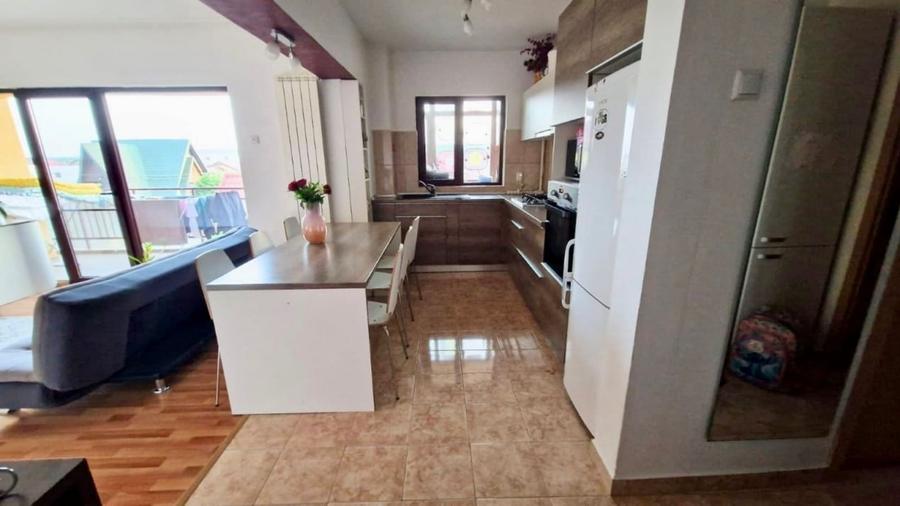 Apartament cu 3 camere semidecomandat, mobilat în Trivale