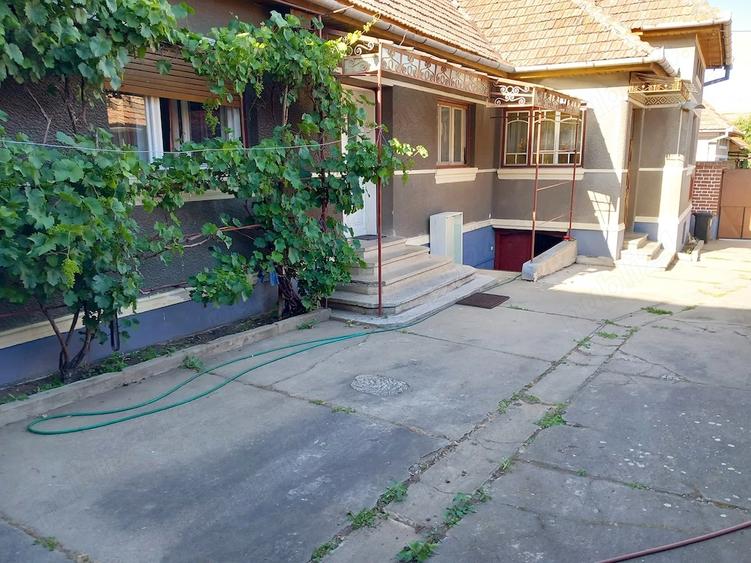 Casă cu 4 camere cu Teren 850 Mp în Cut