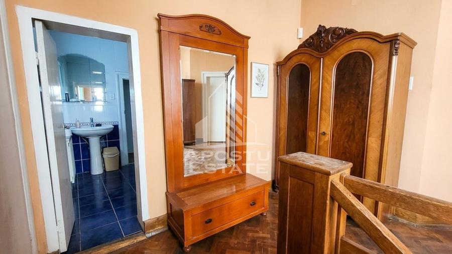 Casă individuală cu 6 camere cu Canalizare în Central