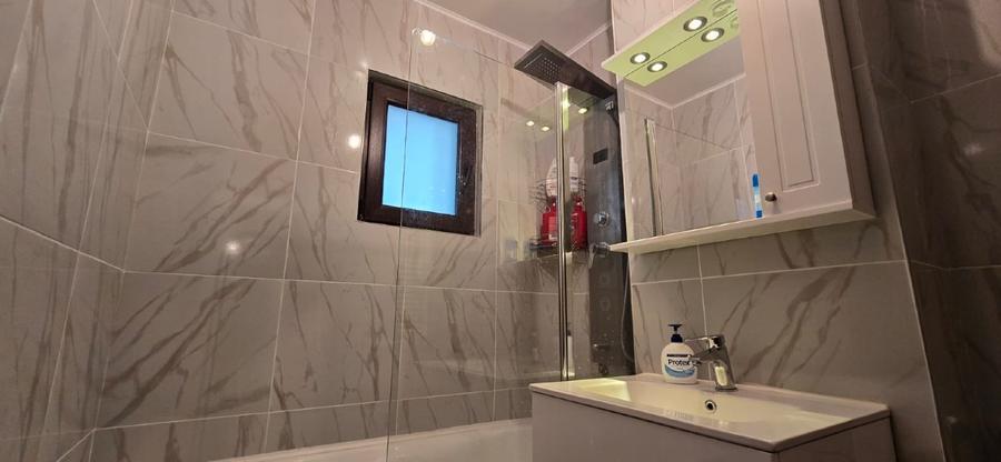 Apartament cu 3 camere decomandat, mobilat în Far