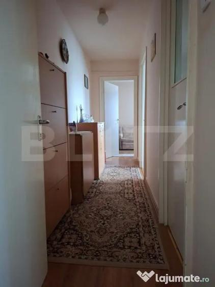 Apartament cu 3 camere semidecomandat, mobilat în Central