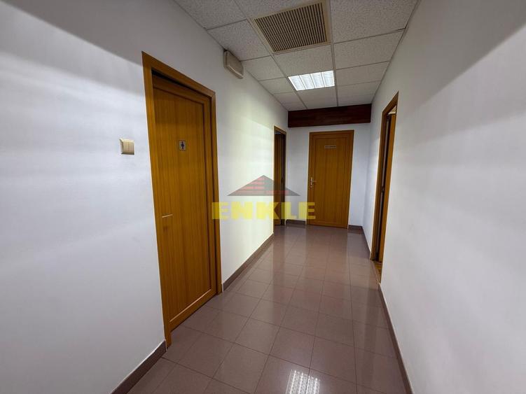 Birou, de 1,080 mp, în Est
