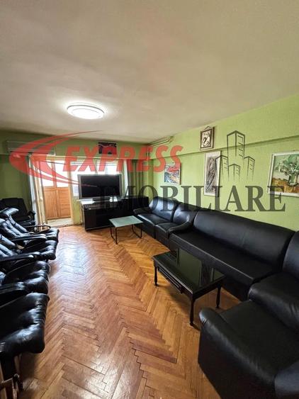 Apartament cu 3 camere decomandat, mobilat în Decebal