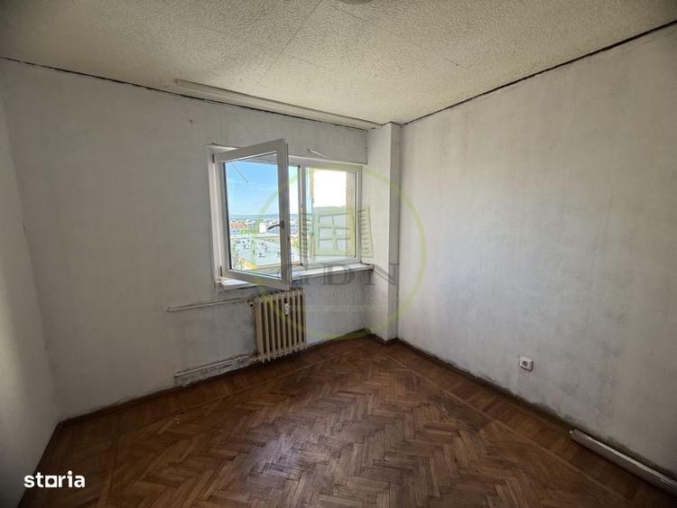 Apartament cu 4 camere semidecomandat în Calea București
